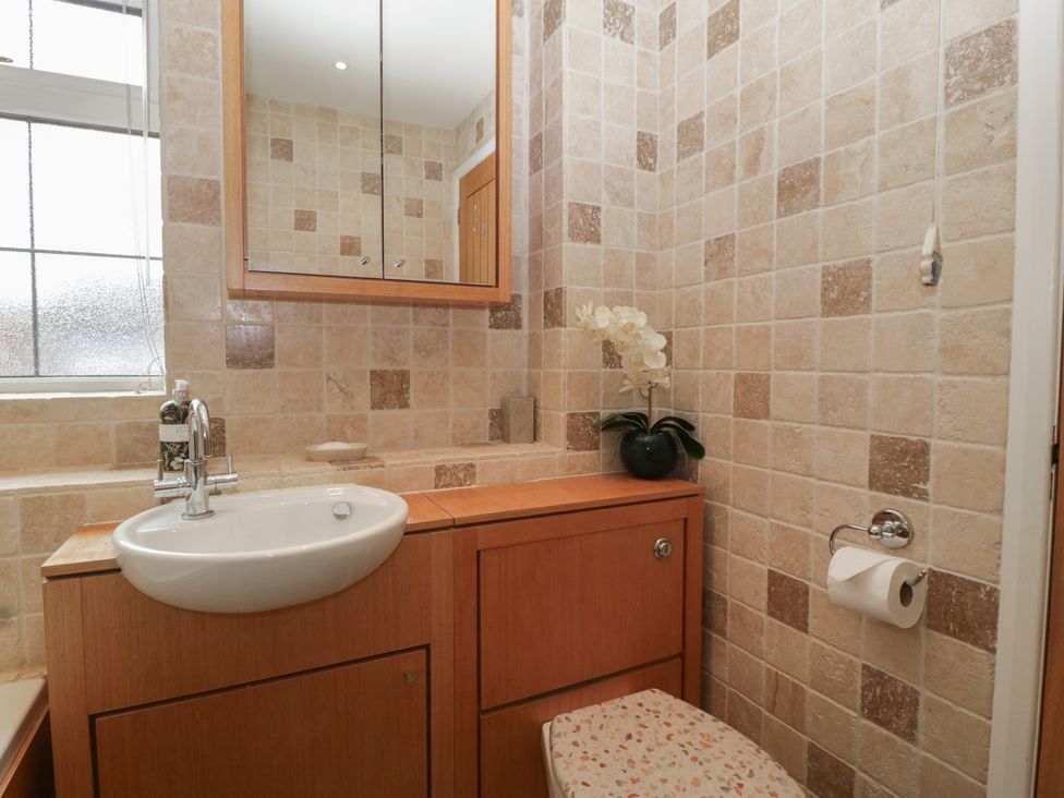 A bathroom with a sink and mirror at Evergreen in Broadway
