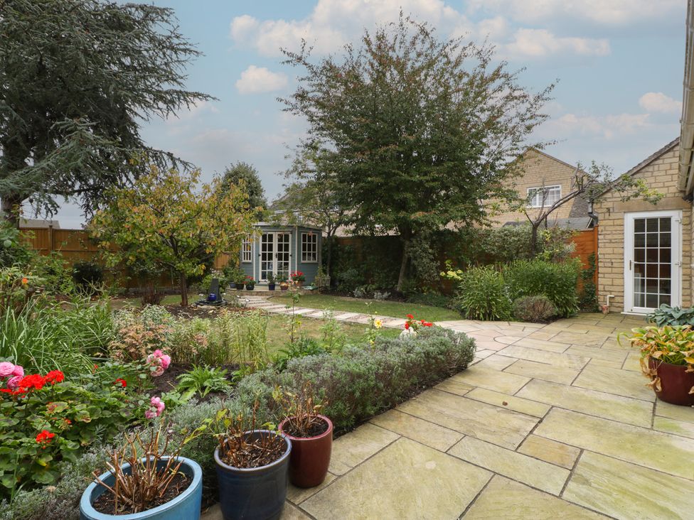 A garden with flower pots and a shed at Evergreen in Broadway