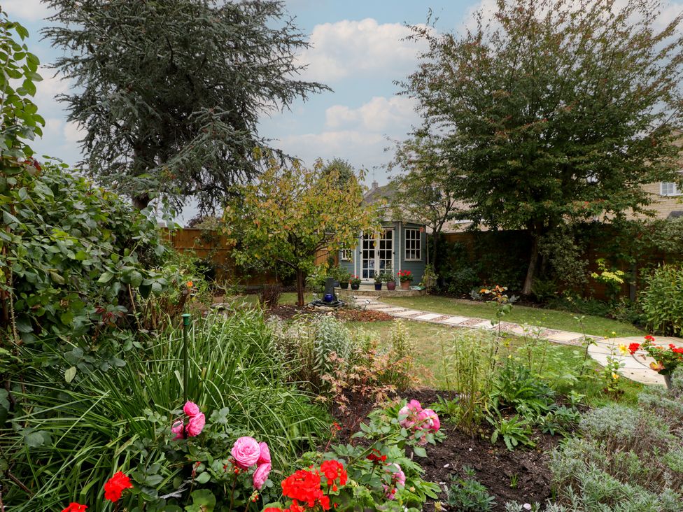 A garden with flowers and a pathway at Evergreen in Broadway
