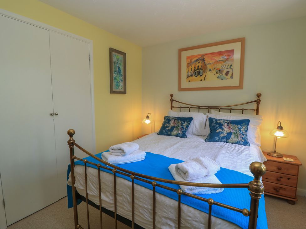 A bedroom with a bed and bedside tables at Evergreen in Broadway