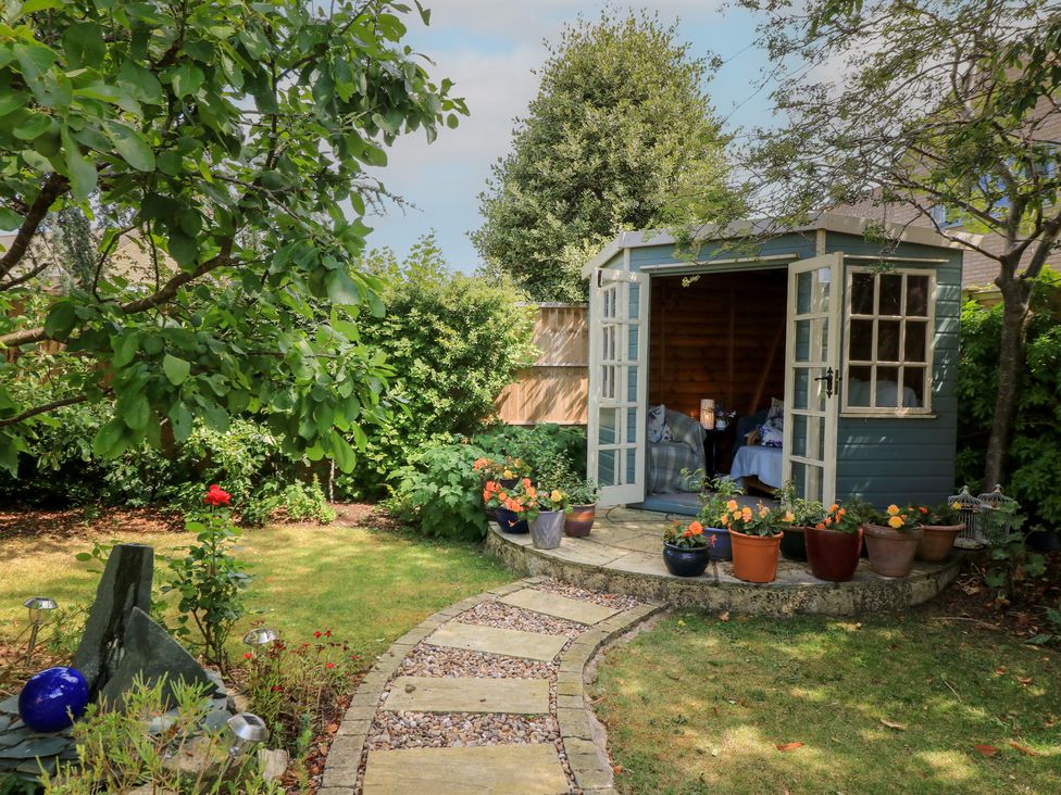 A garden with a shed and pathway at Evergreen in Broadway