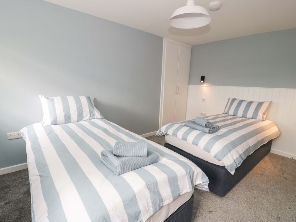 A bedroom with two single beds at Rosemary Cottage 2 Tywyn