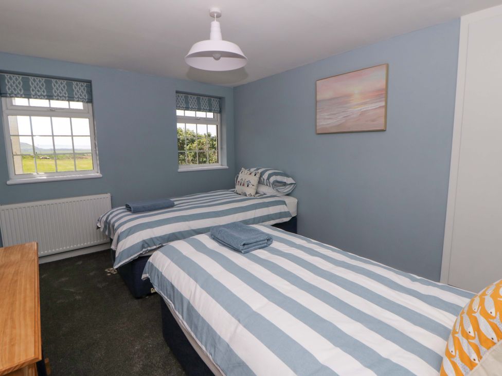 A bedroom with twin beds at Rosemary Cottage 2 in Tywyn