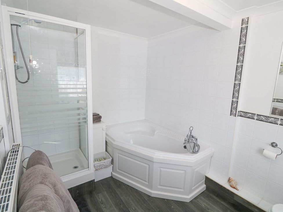 A bathroom with a shower and bathtub at Goetra