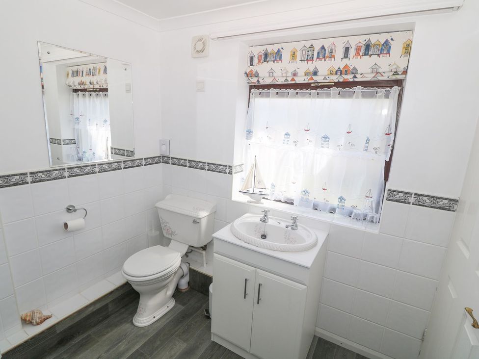 A bathroom with a sink and a toilet at Goetra