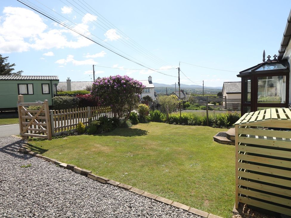 A garden with a fence and shed at Goetra