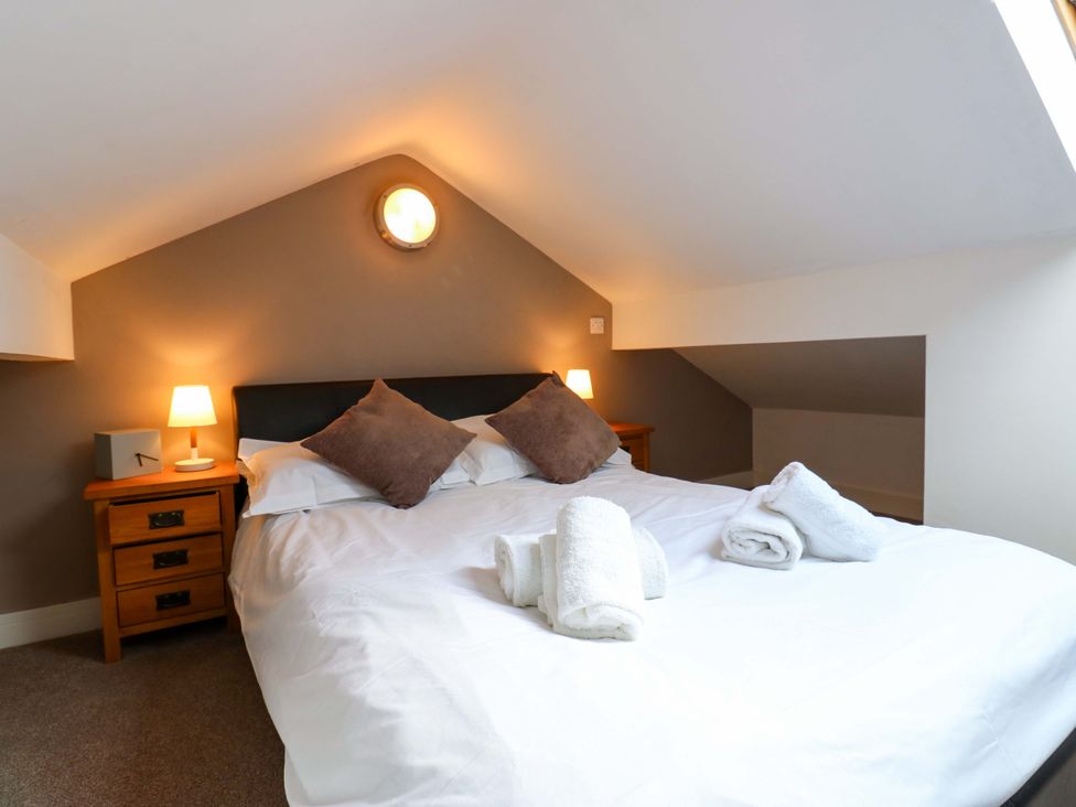 A bedroom with a bed and bedside lamps at The Warren Barn in Kirkby Malzeard