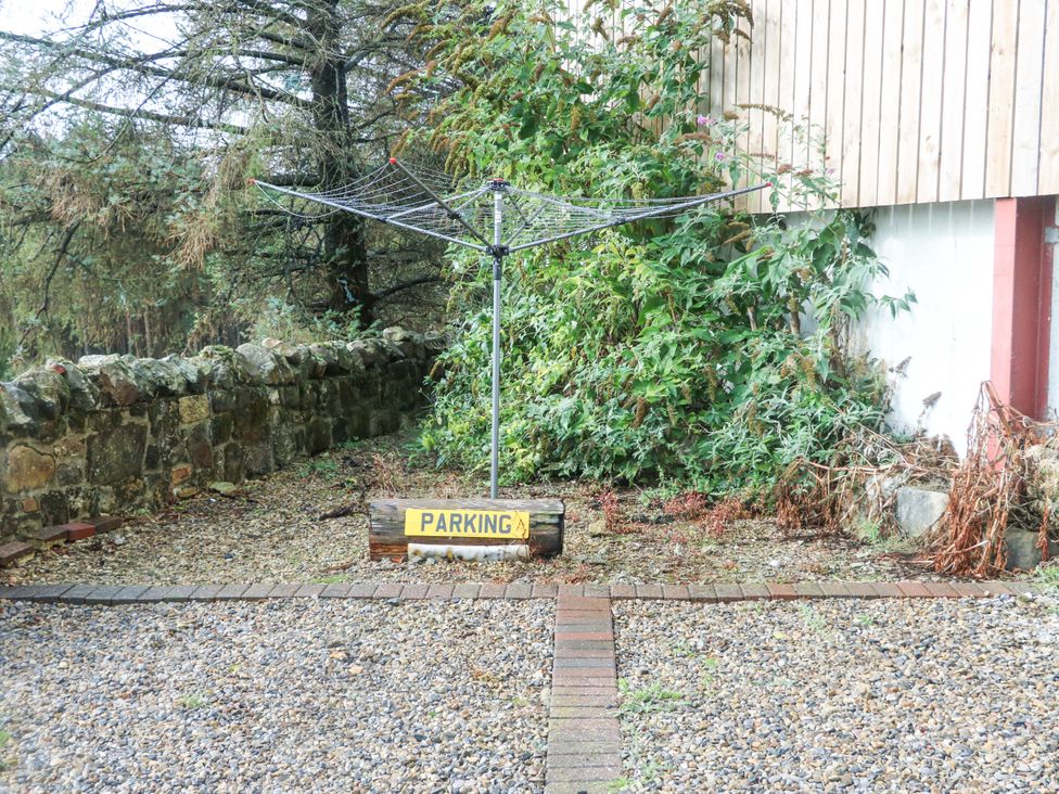 An outdoor area with a clothesline and a parking sign at The Holt Barn in Kirkby Malzeard