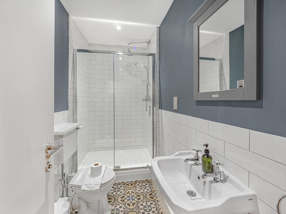 A bathroom with a shower, toilet and sink at Ravenswood Penthouse in Chester