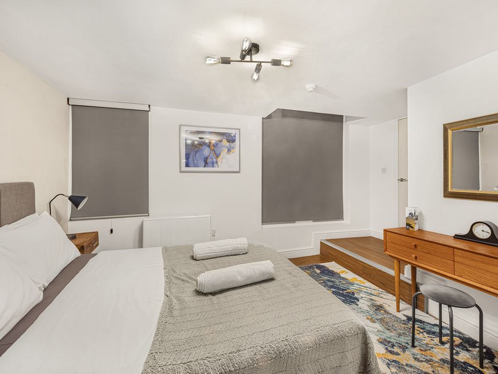 A bedroom with a bed and desk at Kingsley Loft in Chester