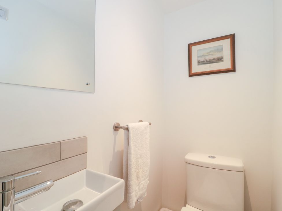 A bathroom with sink and toilet at Wellinghill Cottage at Wellinghill House Charlton Kings