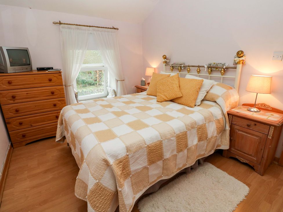 A bedroom with a bed and furniture at Tawe Cottage Swansea