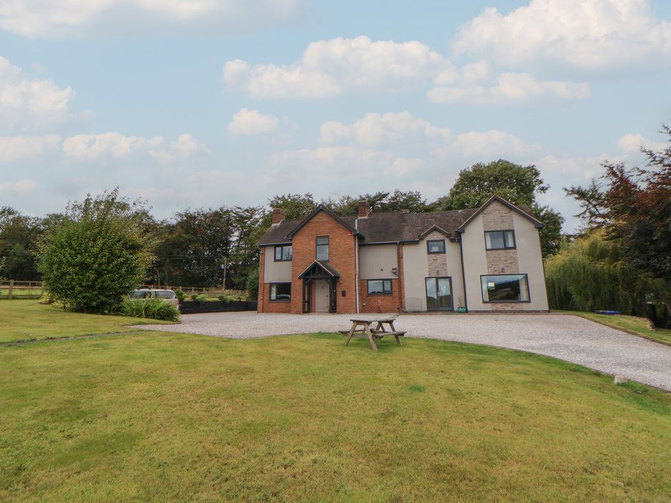 A house with a garden and driveway at Rook Hall Farm Butterton near Newcastle-Under-Lyme