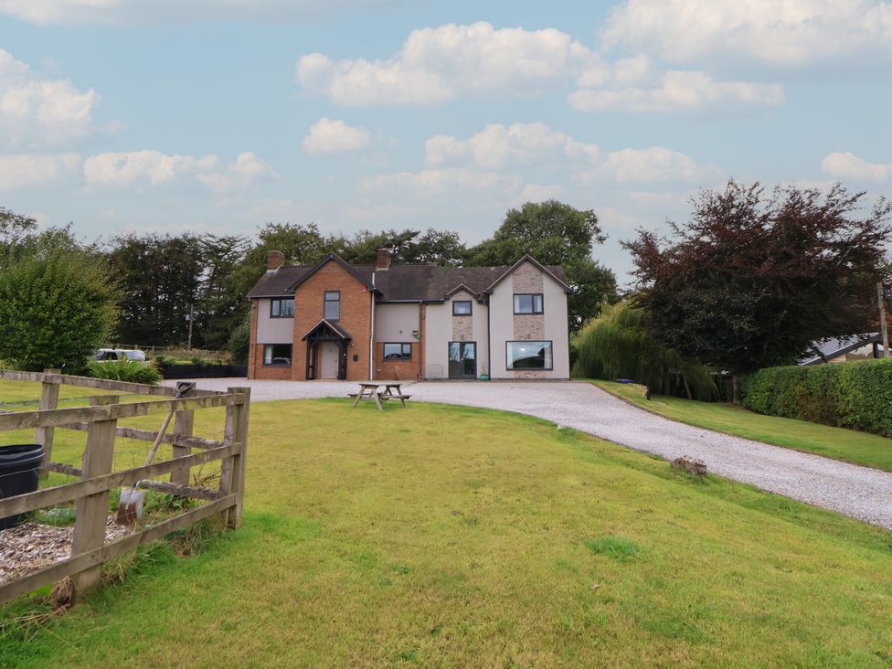 A house with a garden and driveway at Rook Hall Farm Butterton near Newcastle-Under-Lyme