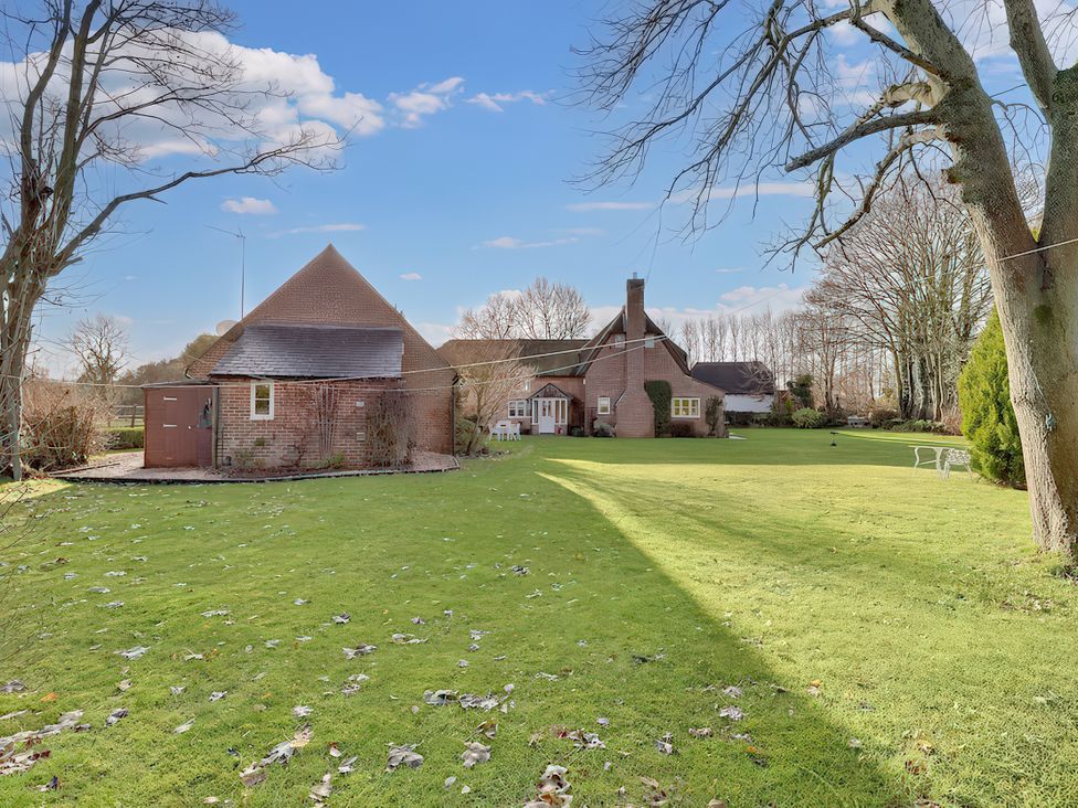 A house and garden with trees at Lake Cottage in Swindon