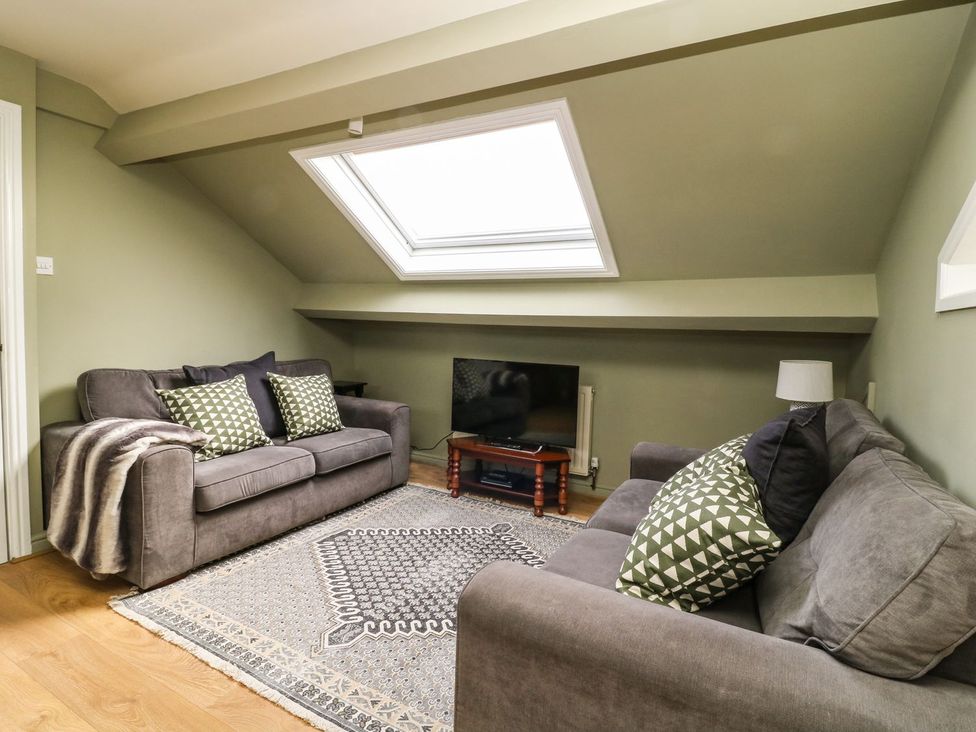 A living room with a tv and sofas at 2 Jade side in Malton
