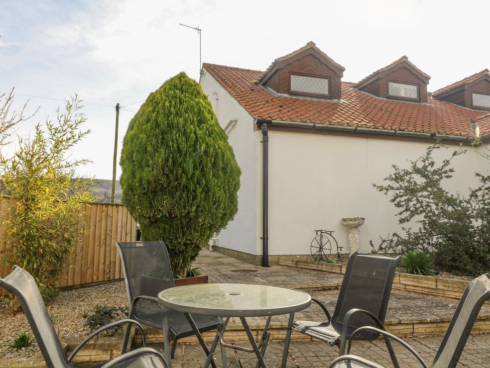 A garden with a table and chairs at 3 Marinas side in Malton