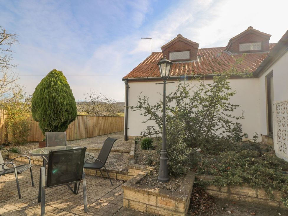 A garden with a table and chairs at 3 Marinas side in Malton
