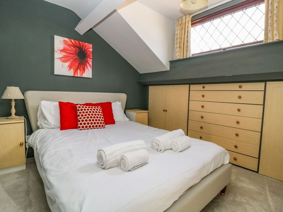 A bedroom with a bed and drawers at 3 Marinas side in Malton