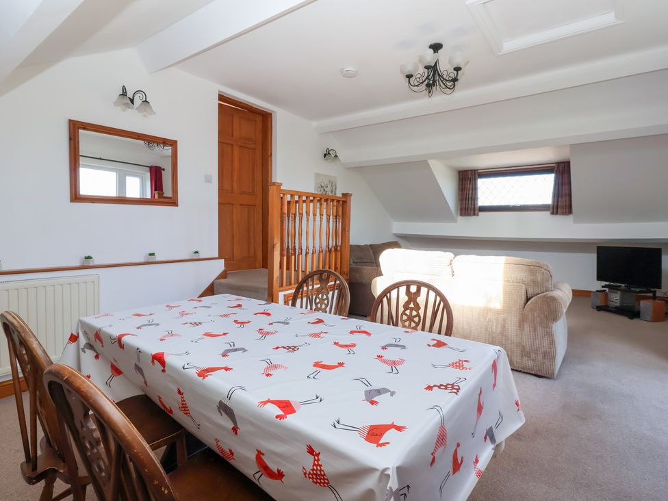 A dining room with a table and chairs at West Cottage in East Knapton near Rillington