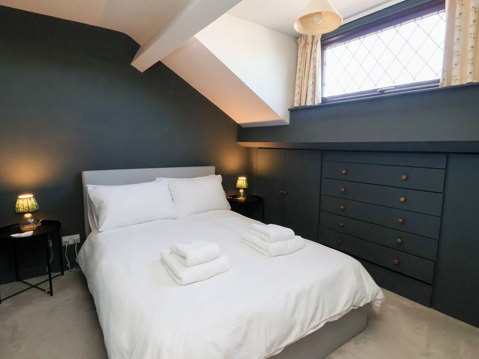 A bedroom with a bed and bedside tables at West Cottage in East Knapton near Rillington