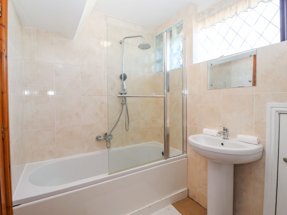 A bathroom with a bathtub and a sink at West Cottage in East Knapton near Rillington