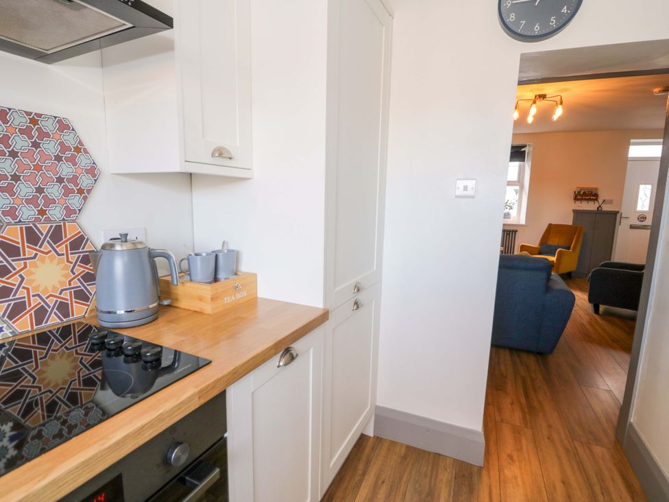 A kitchen with stove and kettle at 8 Watkin Street Conwy