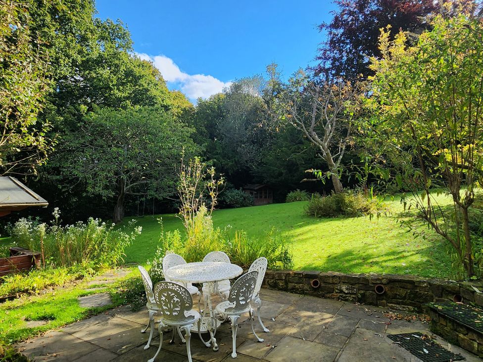 A garden with a table and chairs at Cherry Cottage in Crowborough