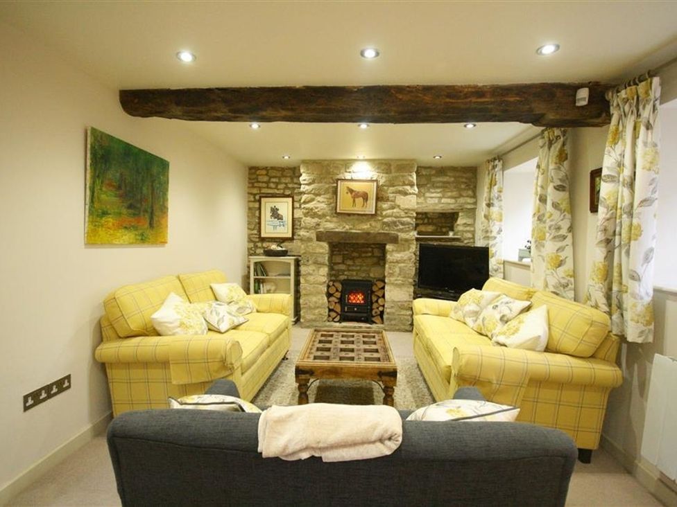 A living room with two sofas and a coffee table at The Coach House in Burford