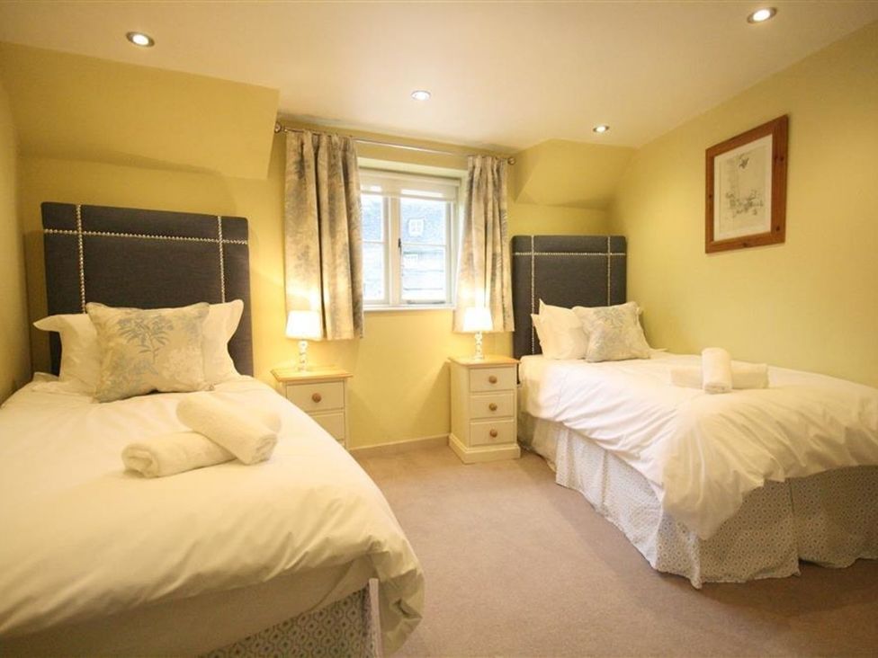 A bedroom with twin beds at The Coach House Burford