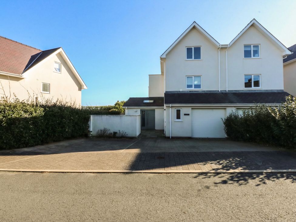 A house with a garage and hedges at 2 Lon Y Dryw in Trearddur Bay