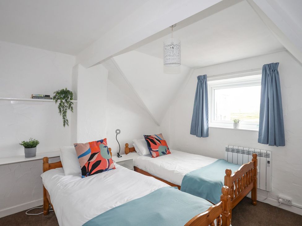 A bedroom with two beds and a shelf at Cilan - 2 Ty'n Don in Llanengan near Abersoch