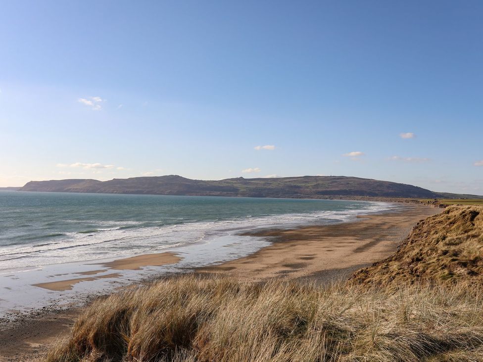 A beach with sand and sea at Rhiw - 1 Ty'n Don Abersoch