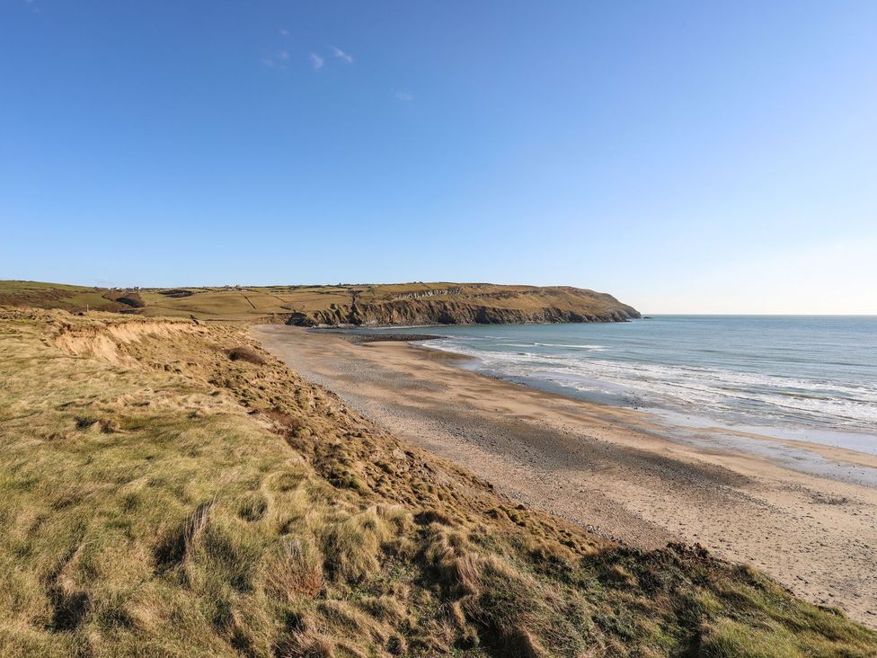 A beach with sand and cliffs at Ceiriad - 9 Ty'n Don Llanengan near Abersoch