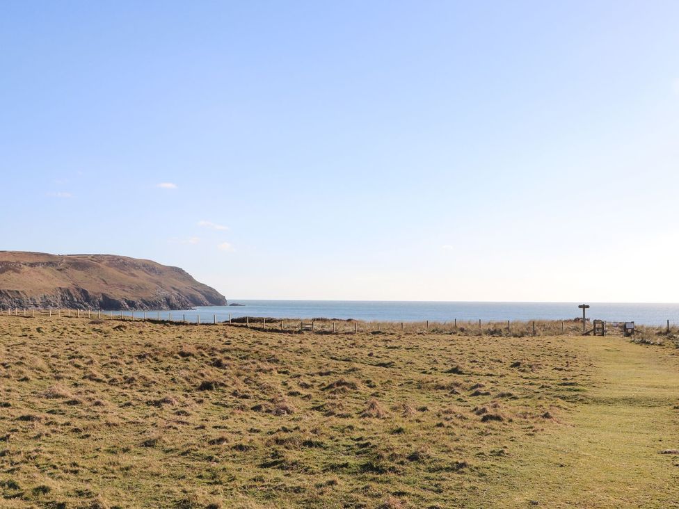 A coastal view with grass and sea at Ceiriad - 9 Ty'n Don Llanengan near Abersoch
