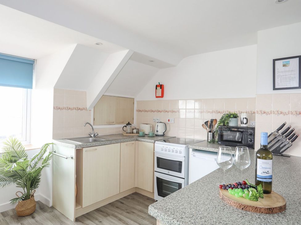 A kitchen with appliances and utensils at Ysgo - 6 Ty'n Don Abersoch