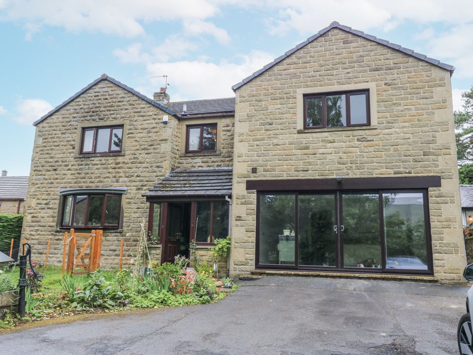 A house with a driveway and garden at The Treetop in 