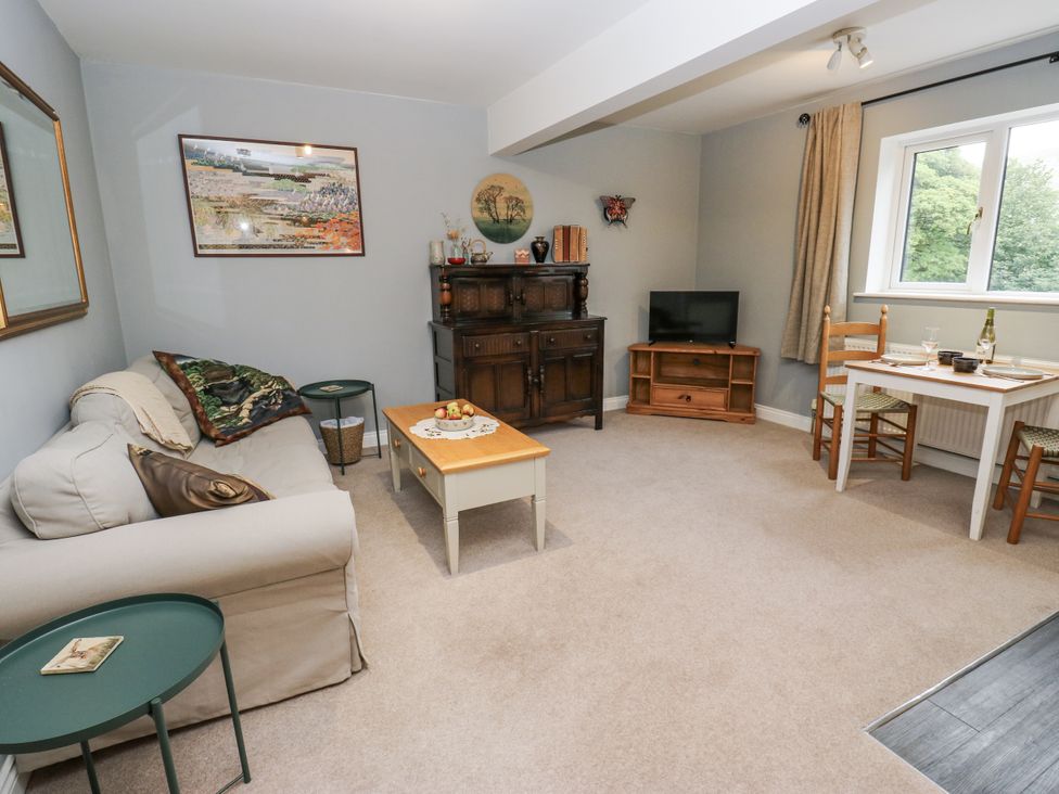 A living room with a sofa and coffee table at The Treetop in 