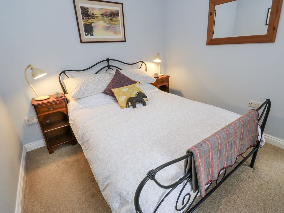 A bedroom with a bed and bedside tables at The Treetop