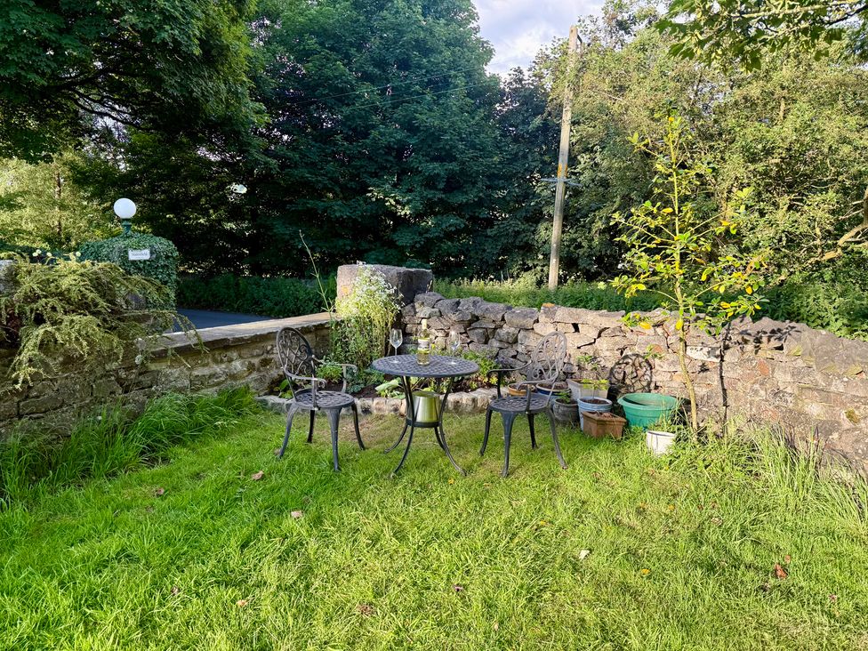A garden with a table and chairs at The Treetop in Giggleswick near Settle