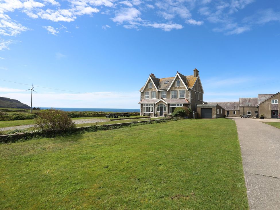 A house with a garden and sea view at Fadrun - 3 Ty'n Don