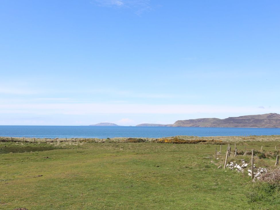 A view of the sea and islands from a grassy area at Fadrun - 3 Ty'n Don