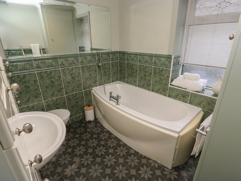 A bathroom with a bathtub, toilet, and sink at Franbols Cottage in Shelf