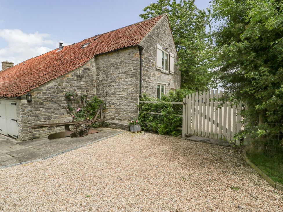 A house with a gravel area and a gate at The End in Langport