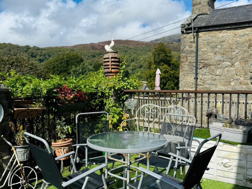 A garden area with a table and chairs at The Old Post Office in null