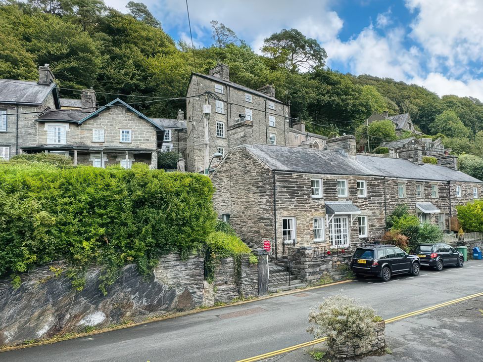 A street view of houses and trees at Old Post Office null