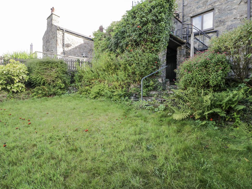A garden with grass and plants at The Old Post Office null