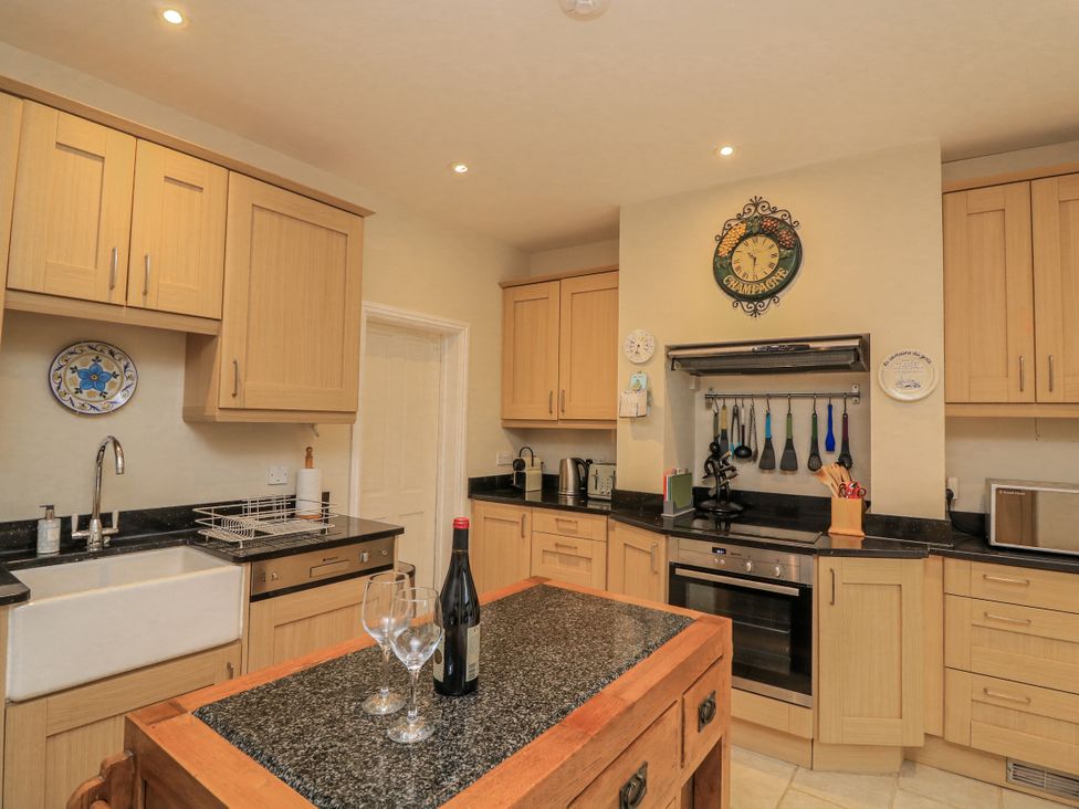 A kitchen with cabinets and appliances at Shipwrights in Salcombe