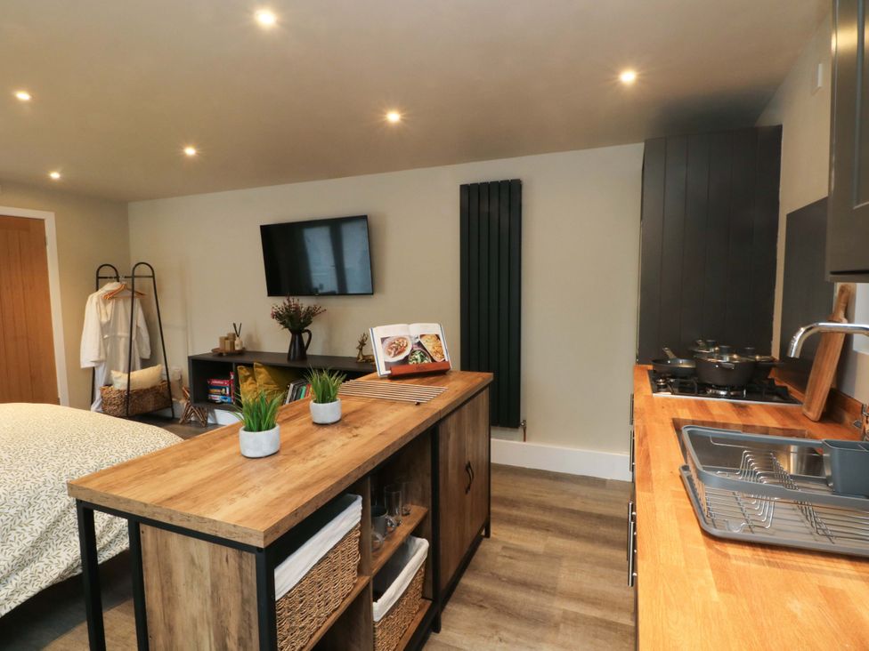 A studio with kitchen appliances and a bed at Cabin