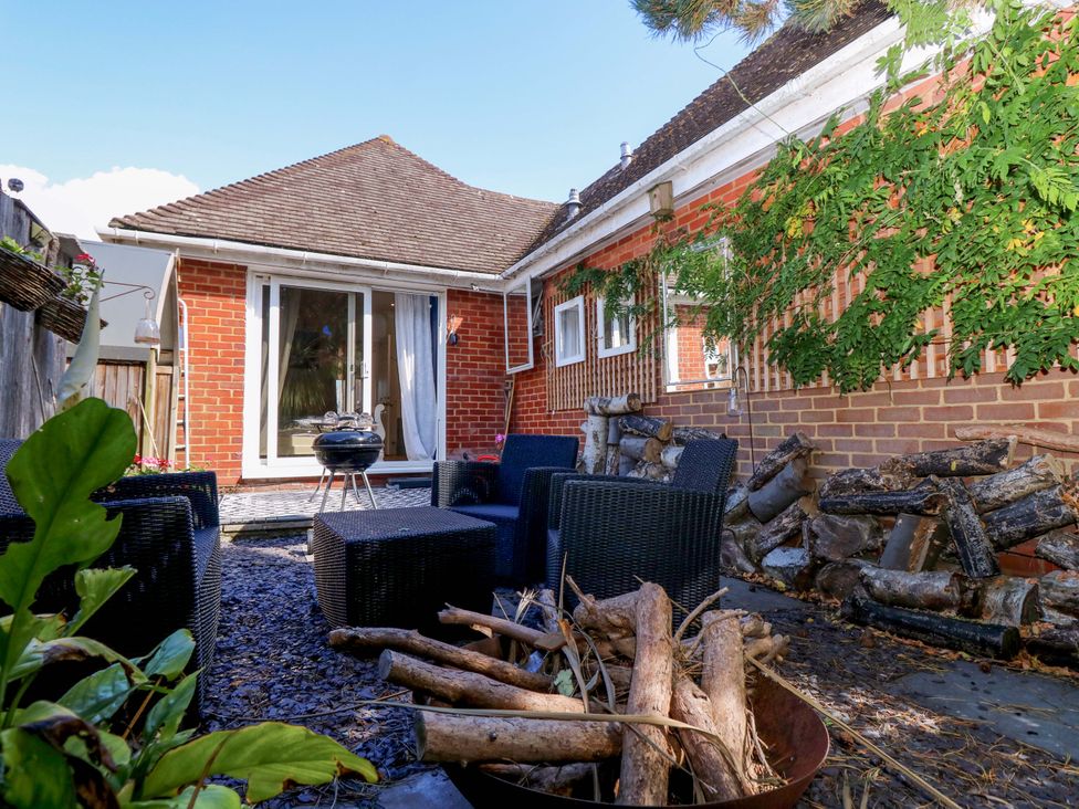 An outdoor area with seating and a grill at Riverview in Hamble